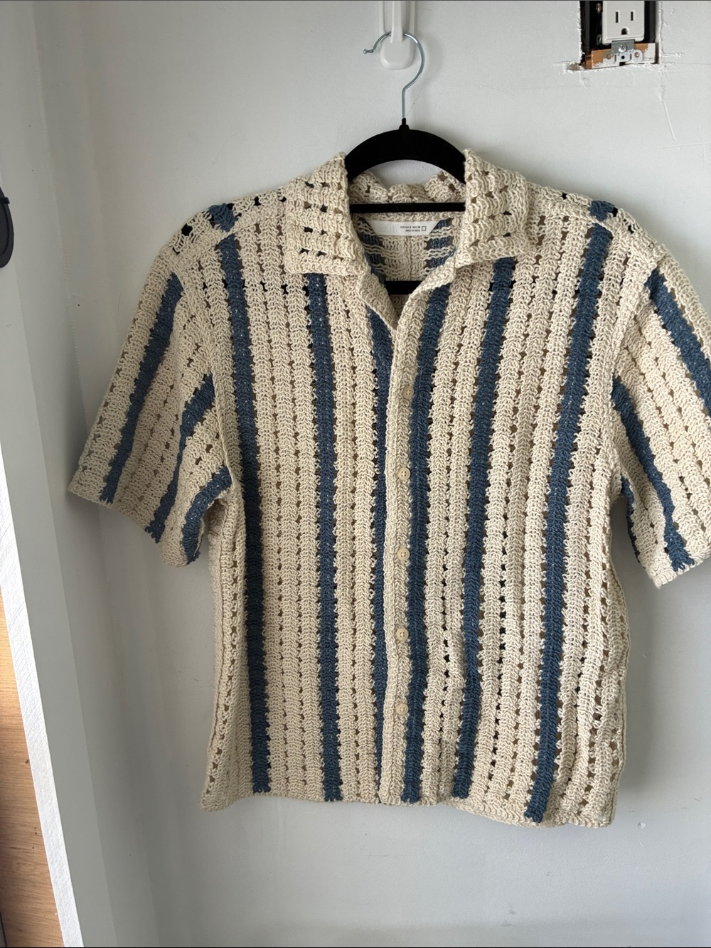 Men’s Zara Collared Cream and Blue Striped Crochet Short Sleeve Button-Down Sz S